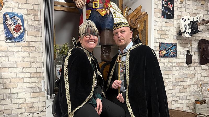 Fasching Stadtsteinach 2025/26 Noch sind „Ihre Lieblichkeit“ Prinzessin Stephanie und „seine Herrlichkeit“ Niko Felekidis das amtierende Prinzenpaar, doch in der neuen Faschingssession treten der Prinz als Präsident in eine neue Rolle und Prinzessin Stephanie wird die erste weibliche Zeremonienmeisterin der Faschingsgesellschaft. Weil die Mitglieder des Fastnachtverbandes ihre Faschingsutensilien auf keinen Fall vor dem 11. November tragen oder öffentlich zeigen dürfen, stammt das Foto aus der vergangenen Session.
