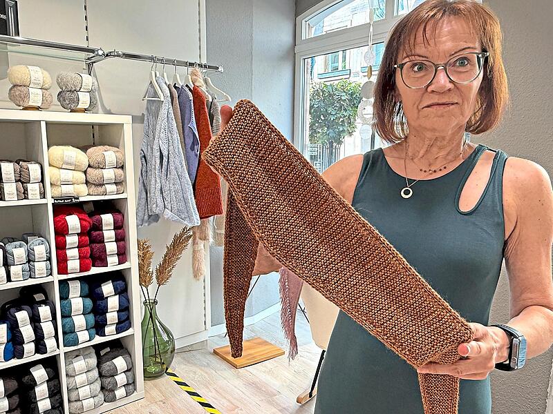 Kerstin Wegmann startet mit 57 Jahren noch einmal neu durch und erfüllt sich mit ihrem Laden einen Lebenstraum. In den Händen hält sie den berühmten „Sophies Scarf“, der aus nur einem Knäuel gestrickt wird. Sonny Adam Kerstin Wegmann startet mit 57 Jahren noch einmal neu durch und erfüllt sich mit ihrem Laden einen Lebenstraum. In den Händen hält sie den berühmten „Sophies Scarf“, der aus nur einem Knäuel gestrickt wird. Sonny Adam
