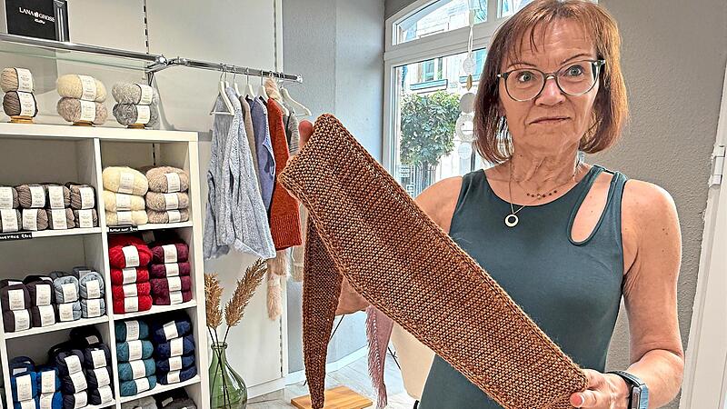 Kerstin Wegmann startet mit 57 Jahren noch einmal neu durch und erfüllt sich mit ihrem Laden einen Lebenstraum. In den Händen hält sie den berühmten „Sophies Scarf“, der aus nur einem Knäuel gestrickt wird. Sonny Adam Kerstin Wegmann startet mit 57 Jahren noch einmal neu durch und erfüllt sich mit ihrem Laden einen Lebenstraum. In den Händen hält sie den berühmten „Sophies Scarf“, der aus nur einem Knäuel gestrickt wird. Sonny Adam