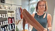 Kerstin Wegmann startet mit 57 Jahren noch einmal neu durch und erfüllt sich mit ihrem Laden einen Lebenstraum. In den Händen hält sie den berühmten „Sophies Scarf“, der aus nur einem Knäuel gestrickt wird. Sonny Adam Kerstin Wegmann startet mit 57 Jahren noch einmal neu durch und erfüllt sich mit ihrem Laden einen Lebenstraum. In den Händen hält sie den berühmten „Sophies Scarf“, der aus nur einem Knäuel gestrickt wird. Sonny Adam