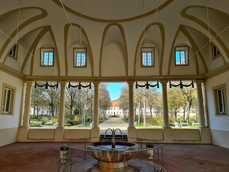 Die Brunnenhalle von Bad Bocklet mit Blick in den Kurgarten, schreibt Regina Parsche.
