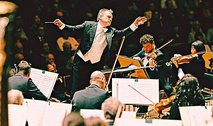 Jonathan Nott ist f&uuml;r den Saisonauftakt als Dirigent der Bamberger Symphoniker zur&uuml;ckgekehrt. Marian Lenard
