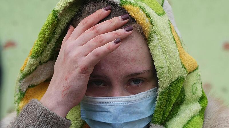 Ukraine, Mariupol: Eine Frau fasst sich vor einer durch einen Angriff beschädigten Geburtsklinik in Mariupol an den Kopf. Ukraine, Mariupol: Eine Frau fasst sich vor einer durch einen Angriff beschädigten Geburtsklinik in Mariupol an den Kopf.