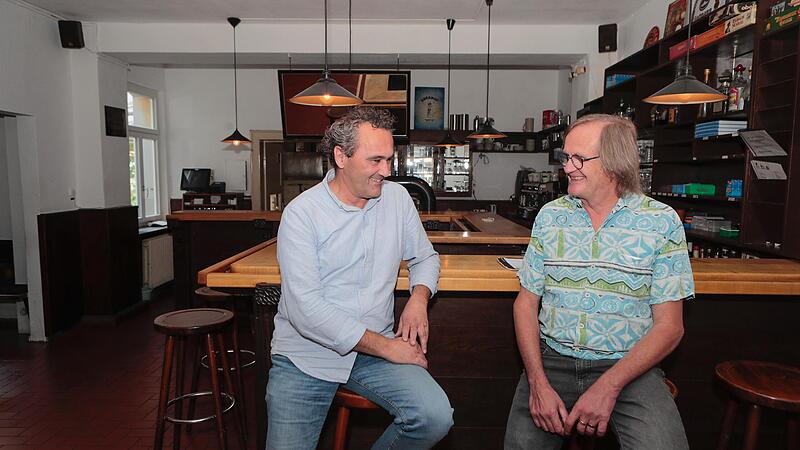 Sie freuen sich, dass eine Bamberger Institution, das Caf&eacute; Abseits in der P&ouml;deldorfer Stra&szlig;e, weiter fortbesteht: Uli Schr&ouml;bel und Tilo Wittkowski (rechts).