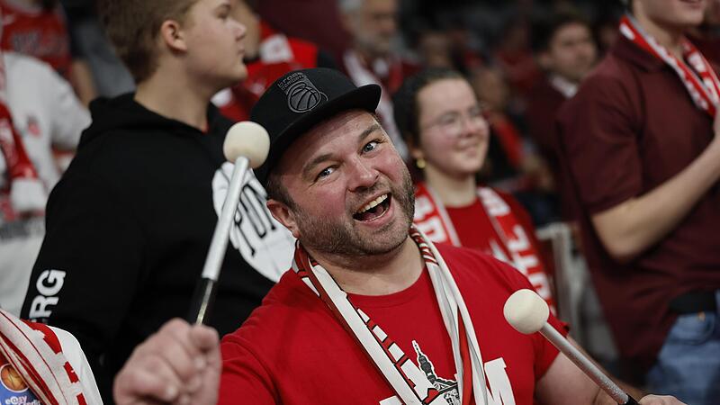 Der 38-jährige Tom Tripp kommt gebürtig aus Aschaffenburg und kam 2008 studienbedingt nach Bamberg. Bei der Sektion Südblock ist er der Kreativkopf. Der 38-jährige Tom Tripp kommt gebürtig aus Aschaffenburg und kam 2008 studienbedingt nach Bamberg. Bei der Sektion Südblock ist er der Kreativkopf.