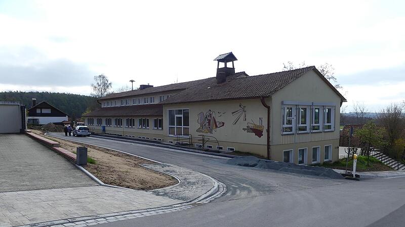 Bald abgeschlossen sind die Straßenarbeiten an der Domstraße in Rottershausen. Rund 1,5 Millionen Euro kostete die aufwändige Sanierung, die Grundschule blieb zwei Jahre geschlossen. Bald abgeschlossen sind die Straßenarbeiten an der Domstraße in Rottershausen. Rund 1,5 Millionen Euro kostete die aufwändige Sanierung, die Grundschule blieb zwei Jahre geschlossen.