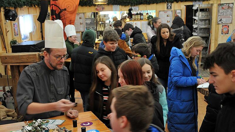Auch Lebkuchen waren dabei: Norbert Heimbeck (links mit Kochm&uuml;tze) von der Genussregion Oberfranken veranstaltete in der &bdquo;Kulma-Alm&ldquo; ein Gew&uuml;rz-Tasting.