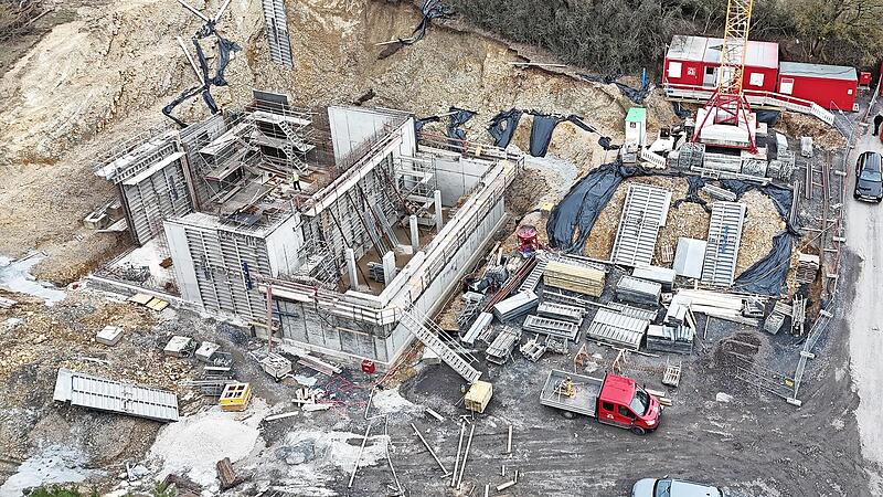 Der Bau des Hochbehälters auf dem Weinberg in Gestungshausen kann in diesem Jahr wahrscheinlich nicht vollständig abgeschlossen werden. Weitgehend funktionsbereit soll er bis Jahresende trotzdem sein.