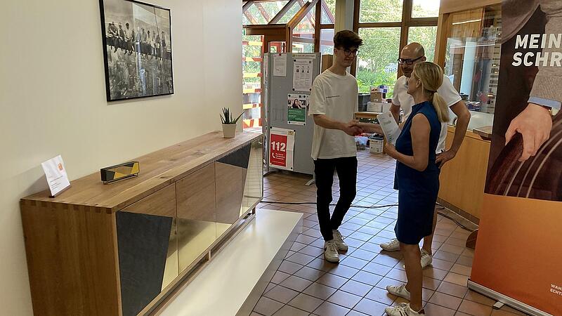 3. Platz: Ein Sideboard in Eiche mit Messing- und Schieferelementen fertigte der 19-jährige Tim Faust.