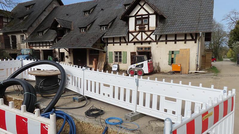 Die neuen Versorgungsleitungen: Das Gel&auml;nde war nicht erschlossen &ndash; kein Strom, kein Wasser.