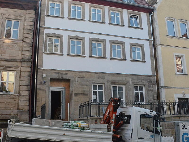 In der Amtsgerichtsstra&szlig;e Kronach wird ein denkmalgesch&uuml;tztes Geb&auml;ude durch Renovierungs- und Sanierungsarbeiten beispielhaft aufgewertet.