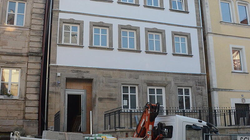 In der Amtsgerichtsstra&szlig;e Kronach wird ein denkmalgesch&uuml;tztes Geb&auml;ude durch Renovierungs- und Sanierungsarbeiten beispielhaft aufgewertet.