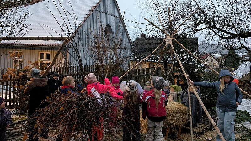 Kinder bauen eine Krippe in Hiltpoltstein auf.