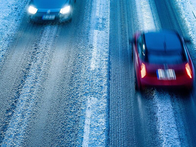 In der Nacht zum 9. Januar ist es auf der A3 bei Erlangen wegen Gl&auml;tte zu drei Unf&auml;llen gekommen. Ein Auto &uuml;berschlug sich. Zwei Personen wurden leicht verletzt. (Symbolbild)