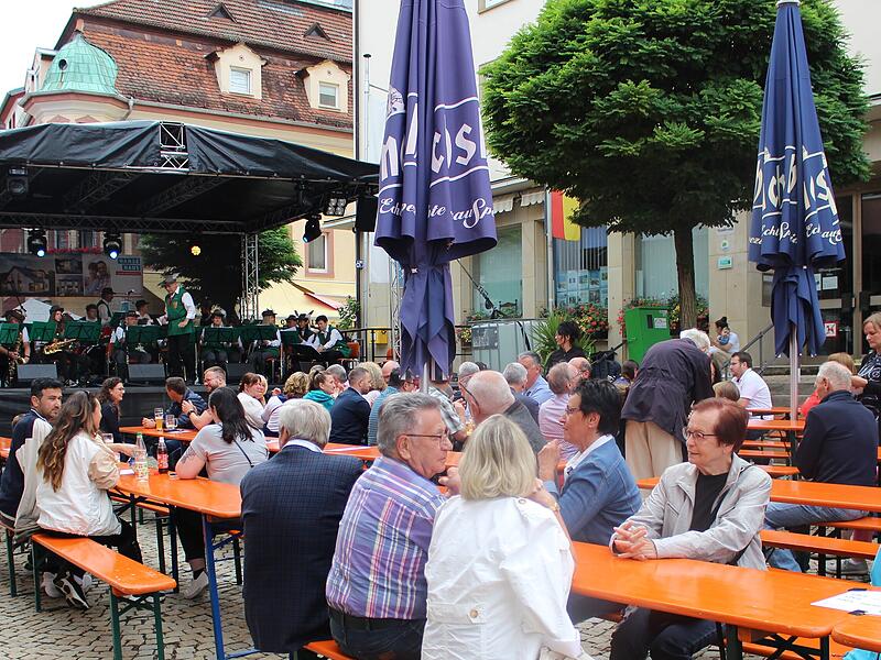 Der Auftakt des Bad Br&uuml;ckenauer Stadtfestes findet traditionell am Freitagabend auf dem Marktplatz statt. Das Foto zeigt den Er&ouml;ffnungsabend 2023.