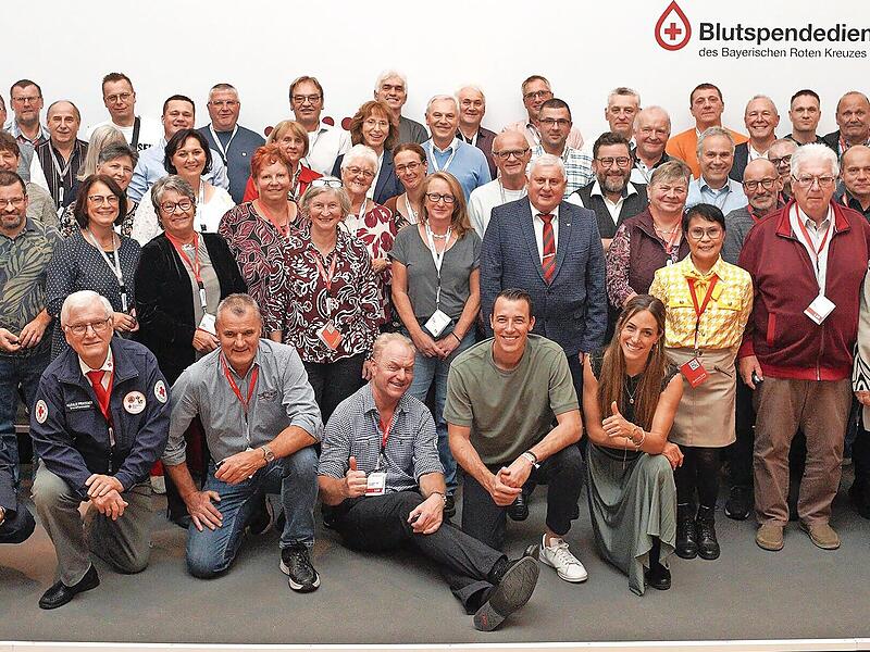 Aus dem BRK-Kreisverband Lichtenfels wurden insgesamt 46 Jubiläumsspender geehrt, Peter Will (4.v.r.) war der Top-Spender.