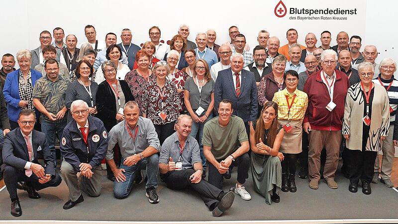 Aus dem BRK-Kreisverband Lichtenfels wurden insgesamt 46 Jubiläumsspender geehrt, Peter Will (4.v.r.) war der Top-Spender.