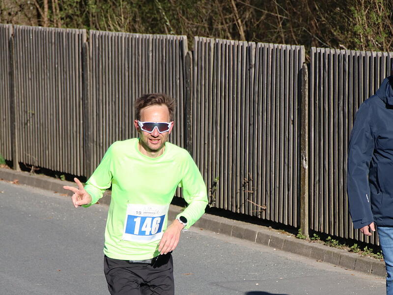 Strahlender Sonnenschein, aber nur niedrige Plusgrade erwartete die L&auml;ufer beim 19. Obermain-Marathon rund um Bad Staffelstein. Die Marathon-Strecke f&uuml;hrte wieder an den beiden Wahrzeichen der Kurstadt, dem Kloster Banz und der Basilika Vierzehnheiligen vorbei.