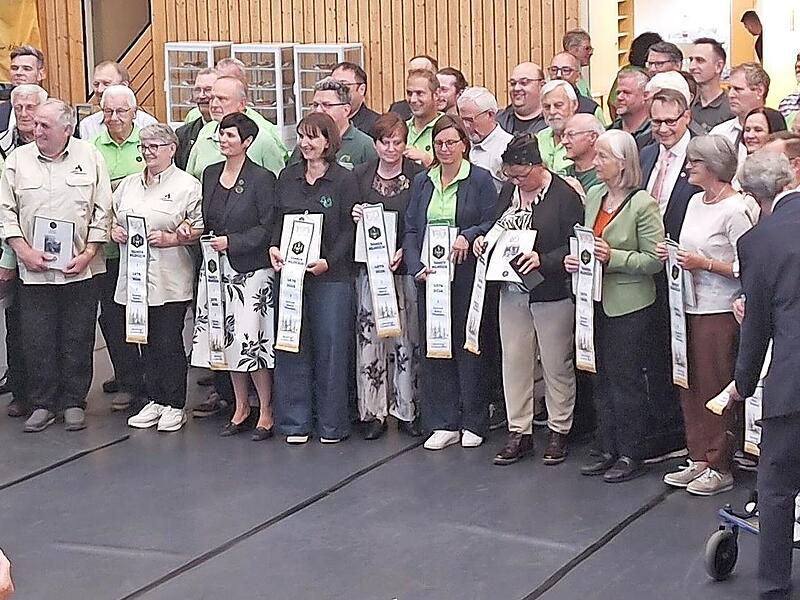 Die Vertreter der Ortsgruppen stellten sich zu einem Gruppenbild mit den Ehreng&auml;sten auf.