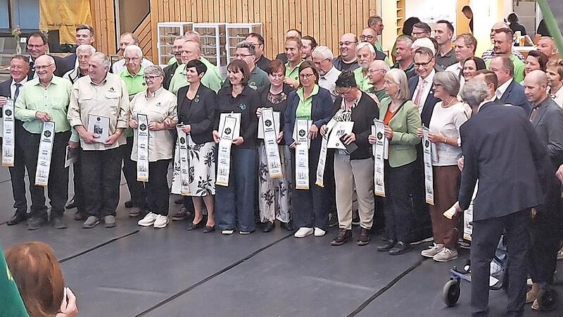 Die Vertreter der Ortsgruppen stellten sich zu einem Gruppenbild mit den Ehreng&auml;sten auf.