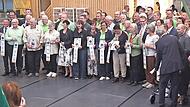 Die Vertreter der Ortsgruppen stellten sich zu einem Gruppenbild mit den Ehrengästen auf. Die Vertreter der Ortsgruppen stellten sich zu einem Gruppenbild mit den Ehrengästen auf.