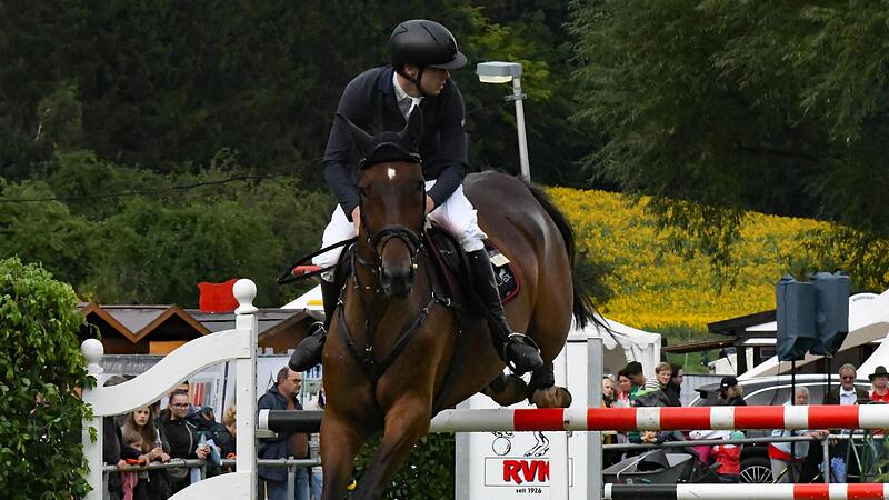 Mittendrin im Rakoczy-Reitturnier des RV Bad Kissingen. Mittendrin im Rakoczy-Reitturnier des RV Bad Kissingen.