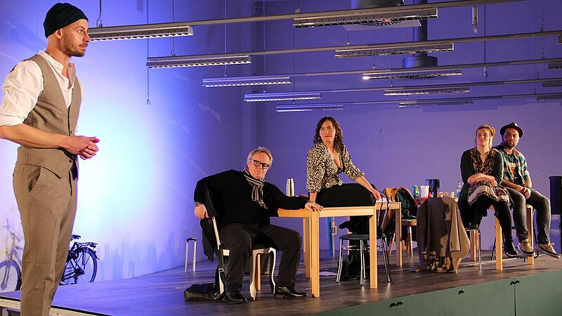 Im Wohlt&auml;tigkeits-Trubel (von links): Leo (Valentin Bartzsch), Eckhard (Stephan Bach), Christine (Heidi Lehnert), Eva (Laura Mann), Rainer (Patrick L. Schmitz)