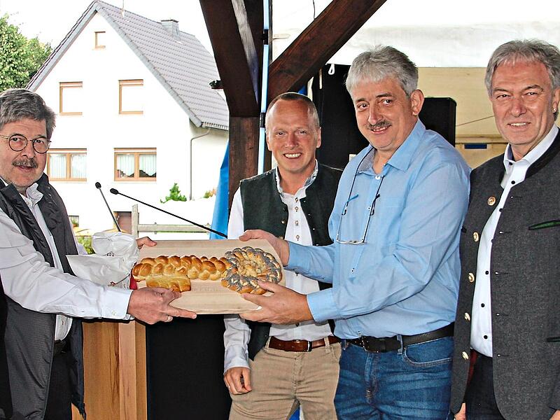 Schl&uuml;ssel&uuml;bergabe mit (von links) Tobias Wicklein, Architekt J&ouml;rg Detsch, B&uuml;rgermeister Thomas L&ouml;ffler, Dietmar Neubauer und Landrat Klaus L&ouml;ffler.