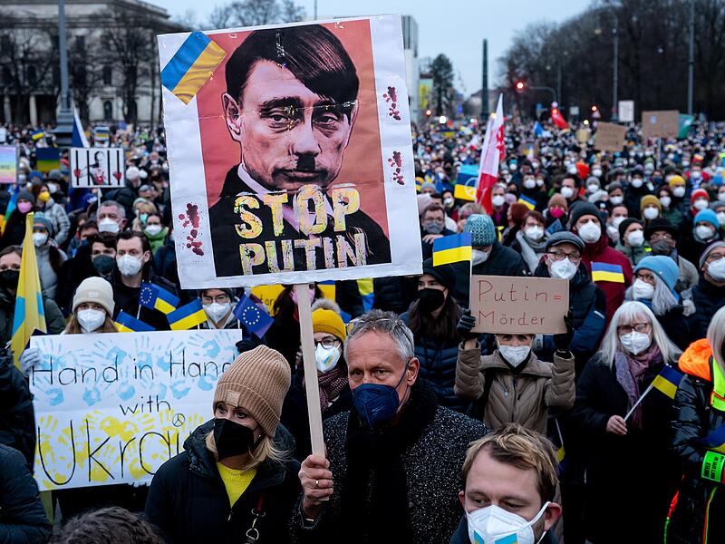 Demonstranten protestieren auf dem K&ouml;nigsplatz in M&uuml;nchen unter dem Motto &laquo;Frieden in Europa, Solidarit&auml;t mit der Ukraine&raquo; gegen den Krieg in der Ukraine.
