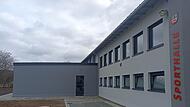 Die Außenanlagen der Schulturnhalle werden noch bepflanz.