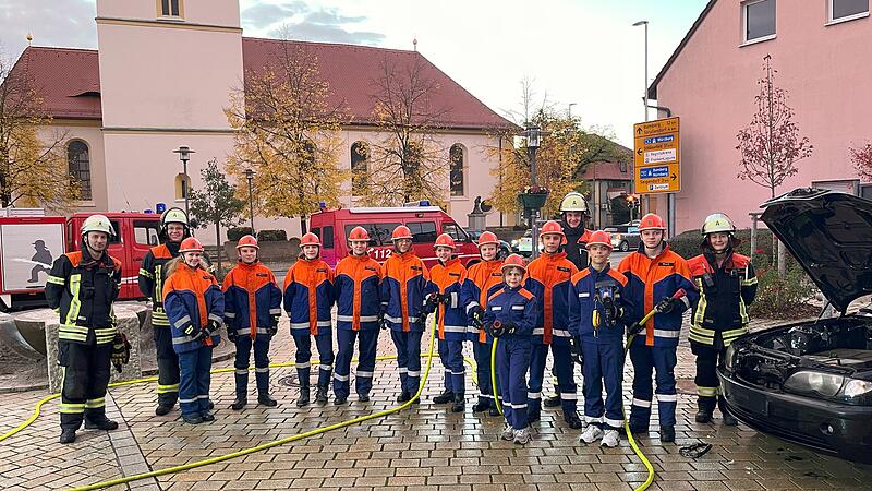 Die Jugendfeuerwehr zeigt ihr K&ouml;nnen bei einem simulierten Fahrzeugbrand vor dem Hirschaider Rathaus