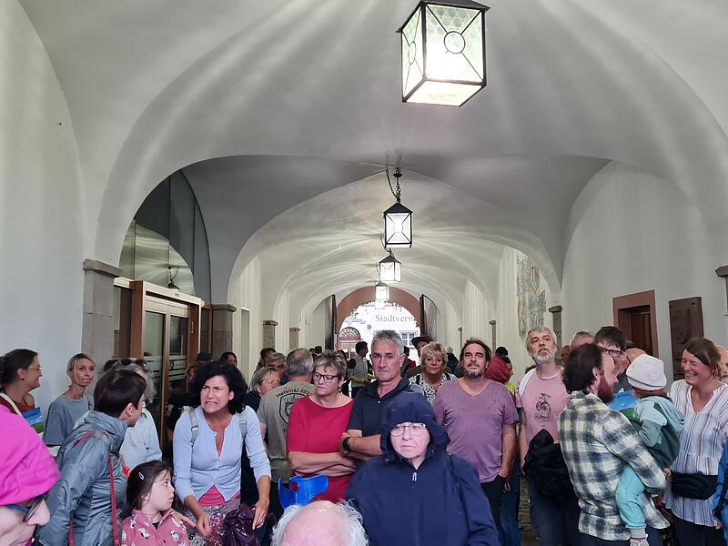 Demo am Marktplatz Hammelburg gegen Gewerbepark Saaletal IVDemo am Marktplatz Hammelburg gegen Gewerbepark Saaletal IV Über 100 Westheimerinnen und Westheimer demonstrierten in Hammelburg gegen das geplante Gewerbegebiet.
