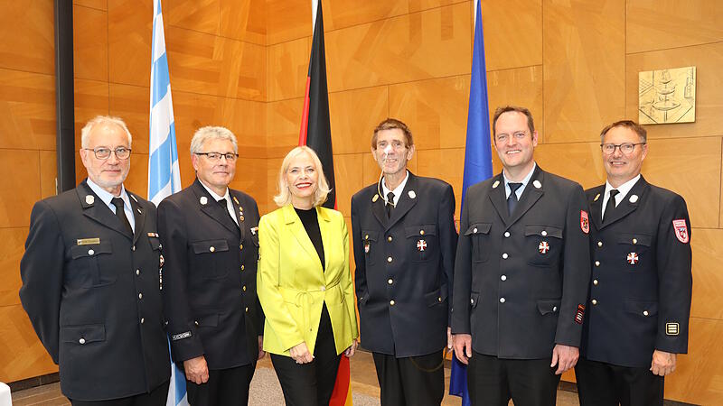 Alle Geehrten des Jahres 2025. V.l.n.r.: Kreisbrandmeister a.D. Elmar Eisenmann, Stadtbrandinspektor a.D. Matthias Gernert, Regierungspräsidentin Dr. Susanne Weizendörfer, Kreisbrandinspektor Thomas Graumann, Kommandant Michael Krug und Kreisbrandinspektor Albert Klug.