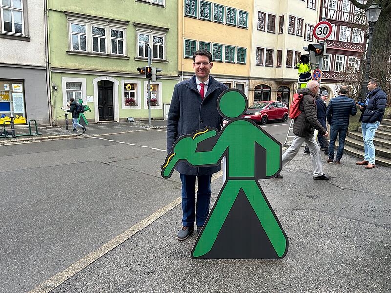 Coburger Bratwurst-Ampel Oberbürgermeister Dominik Sauerteig vor der ersten Coburger Bratwurst-Ampel am Übergang Schlossplatz/Herrngasse. Anders als auf dem Pappaufsteller ist der Senf bei der Ampel-Darstellung nicht gelb, sondern ebenfalls grün.