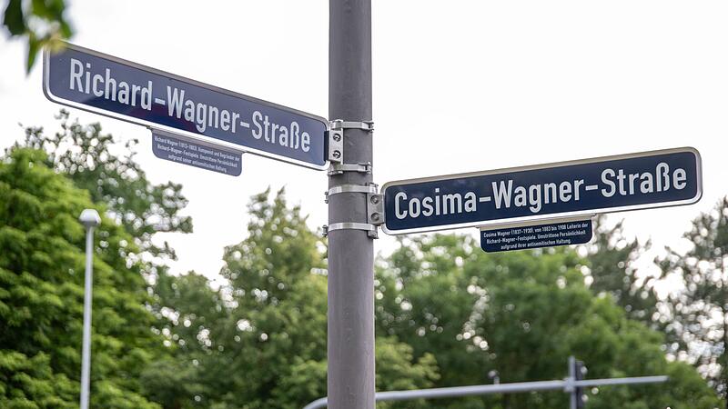 Zusatzbeschilderung f&uuml;r historisch belastete Stra&szlig;ennamen