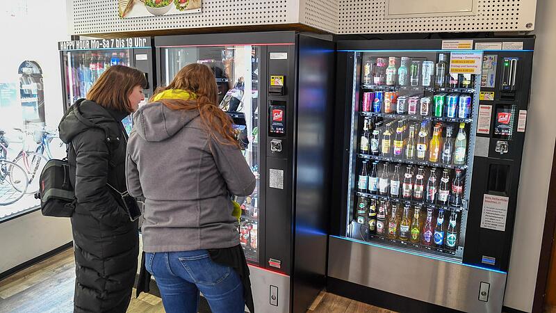 Für Warenautomaten , wie hier im Snap ’n’ Snack in Bamberg, gilt die gesetzliche Sonntagsruhe nicht.