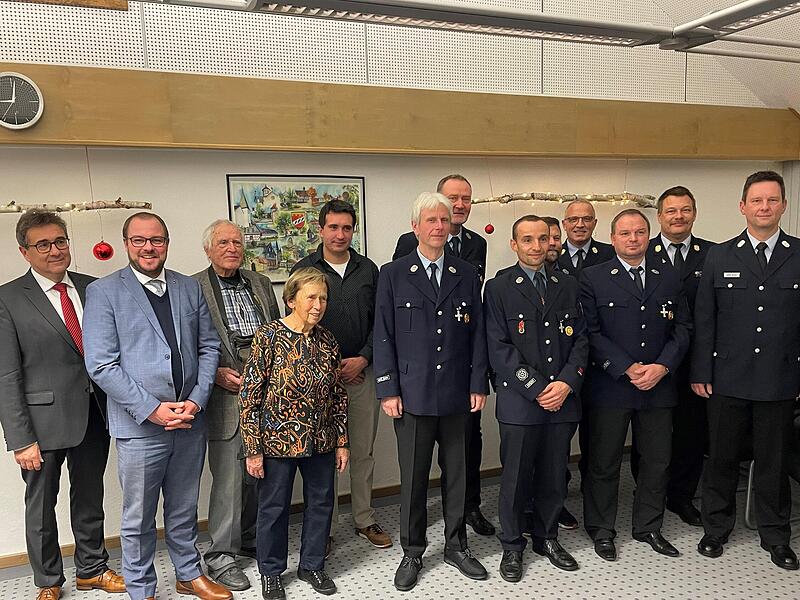 Neben der Verleihung von Feuerwehrehrenzeichen an langjährige Aktive durch Bürgermeister Rolf Rosenbauer und Landrat Sebastian Straubel wurden Robert Reiter und  Gertrud Maul mit der Ehrenmedaille der Gemeinde ausgezeichnet und  Christoph Paschold...