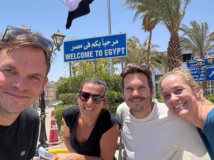 Willkommen in Ägypten Willkommen in Ägypten! Christian Limpert (links), hier mit den Ortskräften Elke und Anika sowie Mediengestalter Johann Fischer, kann sich freuen.