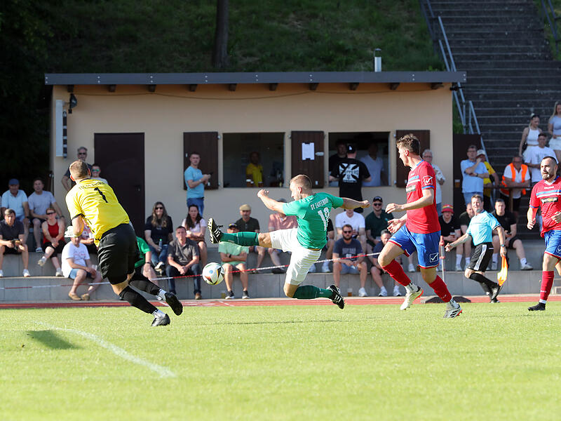 TSG Bamberg schlägt SV Zapfendorf in der Relegation Kein Happy End für Johannes Bontjes (Mitte) und den SV Zapfendorf, auch dank Torhüter Philipp Stößel gewann die TSG Bamberg das Relegationsspiel.