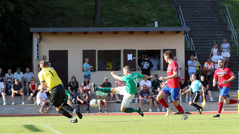 TSG Bamberg schlägt SV Zapfendorf in der Relegation Kein Happy End für Johannes Bontjes (Mitte) und den SV Zapfendorf, auch dank Torhüter Philipp Stößel gewann die TSG Bamberg das Relegationsspiel.