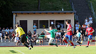 Kein Happy End f&uuml;r Johannes Bontjes (Mitte) und den SV Zapfendorf, auch dank Torh&uuml;ter Philipp St&ouml;&szlig;el gewann die TSG Bamberg das Relegationsspiel.