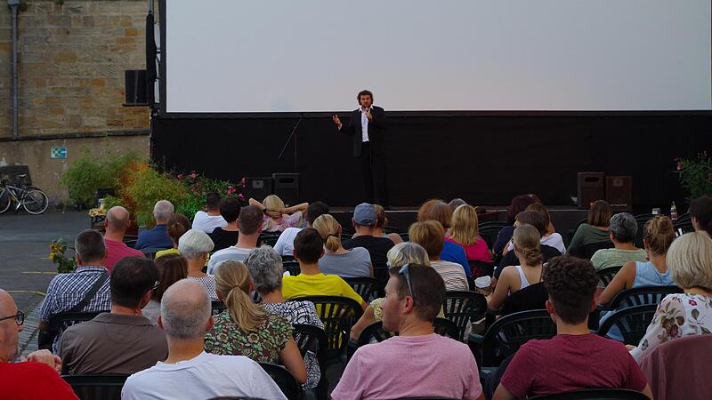 Kabarettist G&ouml;tz Frittrang stimmte das Publikum beim Vorprogramm ordentlich ein.