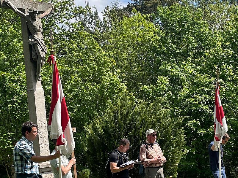Andacht am Weißen Kreuz. Andacht am Weißen Kreuz.
