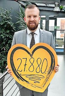 Florian Horner, Bereichsdirektor der VR-Bank Oberfranken Mitte, verk&uuml;ndet die Spendensumme.