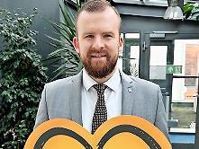 Florian Horner, Bereichsdirektor der VR-Bank Oberfranken Mitte, verk&uuml;ndet die Spendensumme.