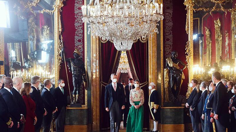 Aktuellen Umfragen zufolge steht die Mehrheit der Spanier hinter K&ouml;nig Felipe VI. und seiner Frau Letizia. Doch die Aff&auml;ren und Skandale in der eigenen Familie kratzen schwer am Image des K&ouml;nigshauses.