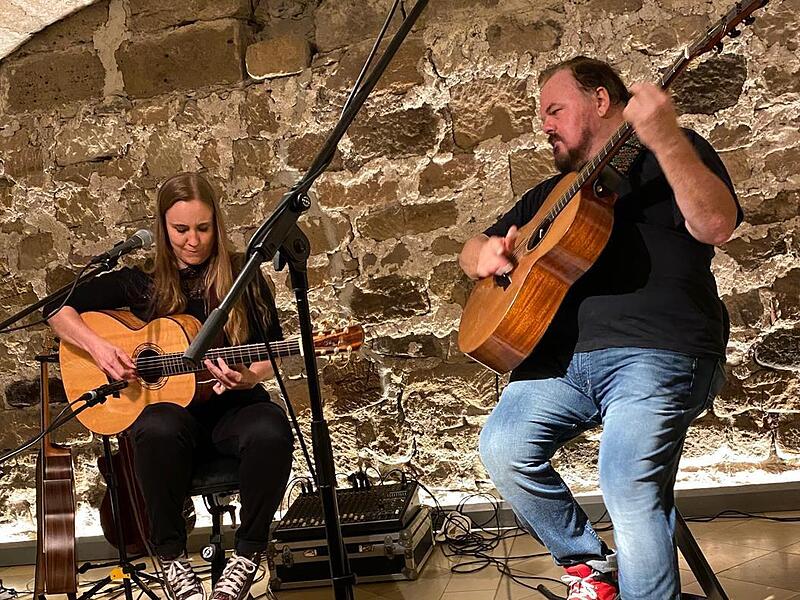 Jule Malischke und Don Ross während ihres Auftritts im Schlossgewölbe in Höchstadt