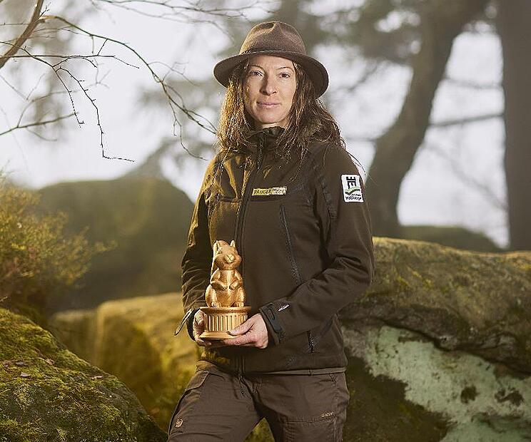 Katja Winter mit ihrer Auszeichnung, dem &bdquo;Goldenen Eichhorn&ldquo;.