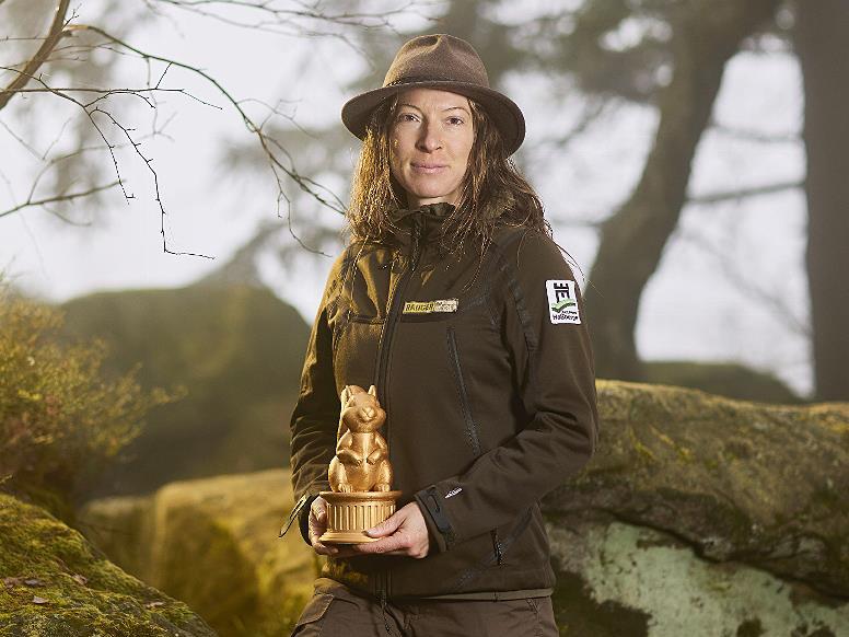 Katja Winter mit ihrer Auszeichnung, dem &bdquo;Goldenen Eichhorn&ldquo;.