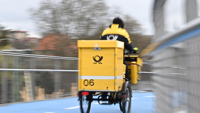 Postbote mit Rad Postbote mit Rad